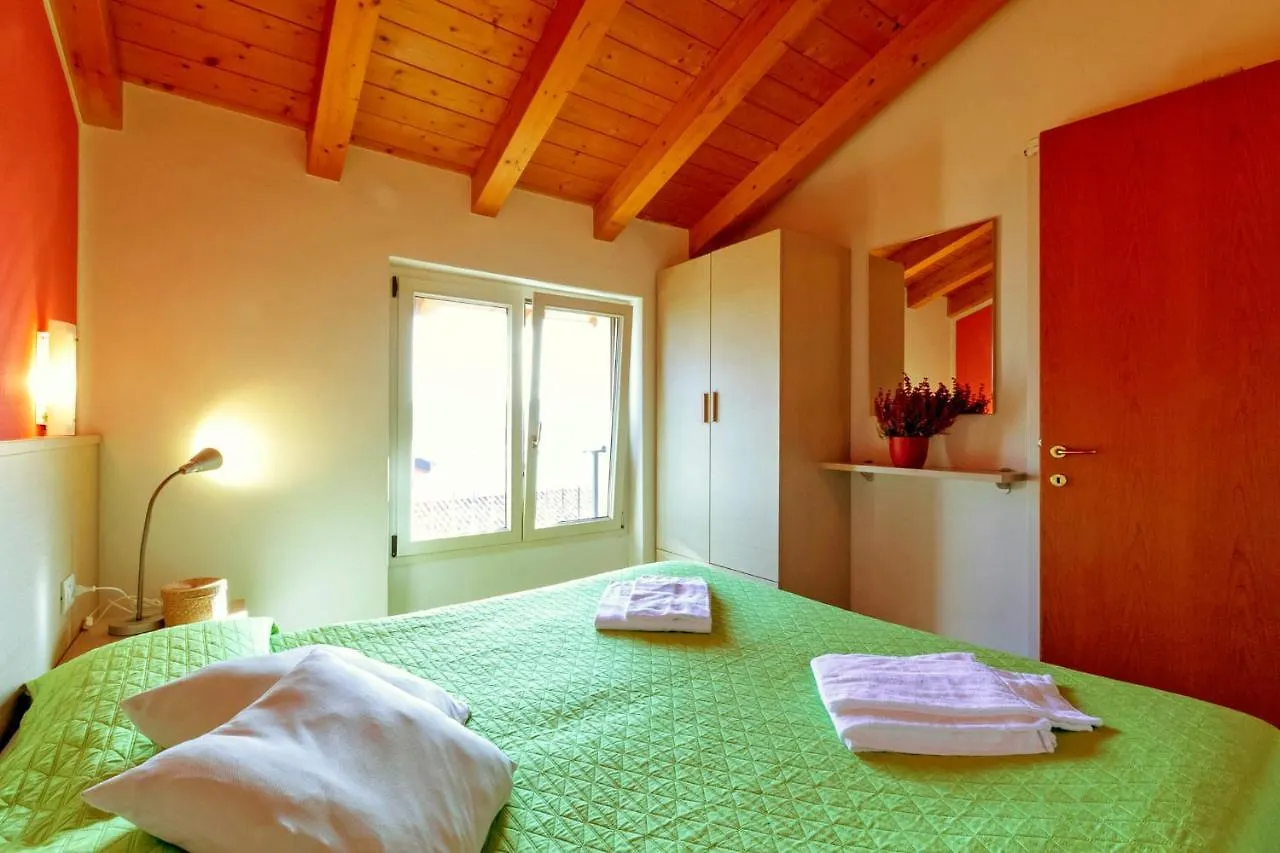 Residence La Collina Vercana 3*,