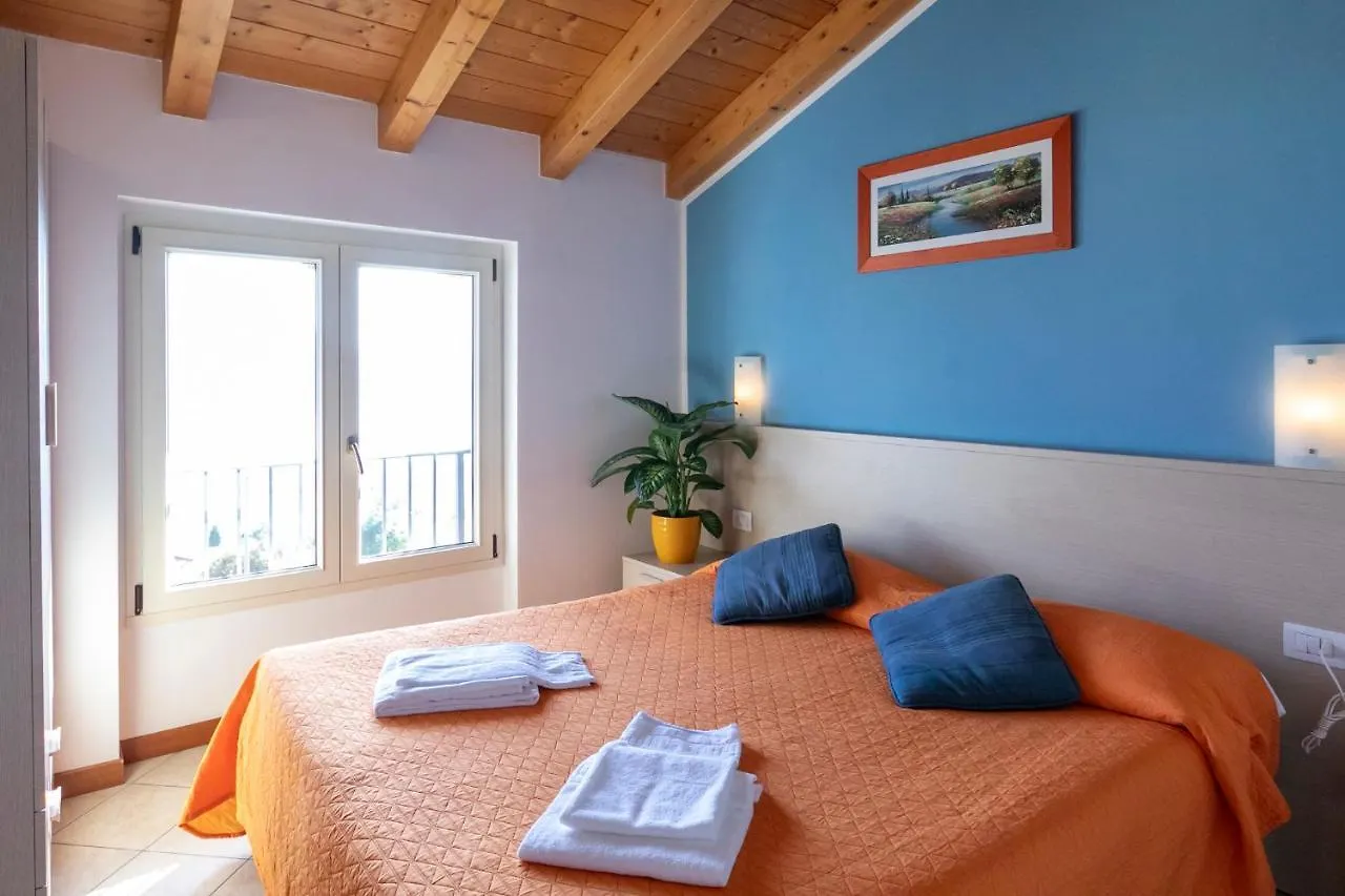 Residence La Collina Vercana 3*,